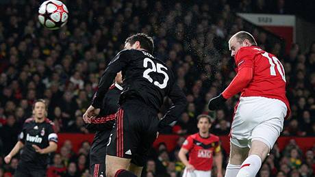 Wayne Rooney (vpravo) v stílí hlavou gól do sít AC Milán.