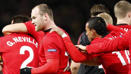Radost fotbalist Manchesteru United, stelec gólu Wayne Rooney druhý zleva