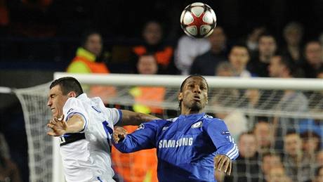 Didier Drogba z Chelsea (vpravo) bojuje s Luciem z Interu Milán v osmifinále Ligy mistr.