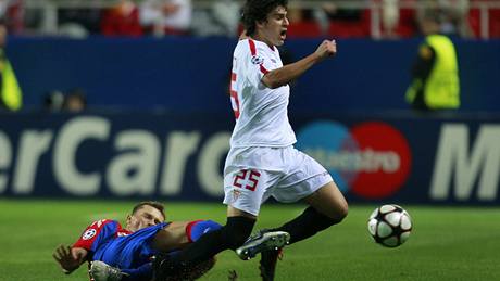 Alexej Berezuckij z CSKA Moskva fauluje Diega Perottiho z FC Sevilla v osmifinále Ligy mistr.