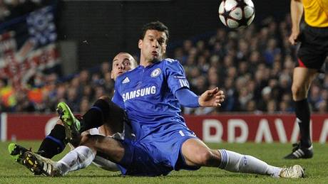 Michael Ballack z Chelsea (vp�edu) v souboji s Wesley Sneijderem z Interu Milán v osmifinále Ligy mistr�.