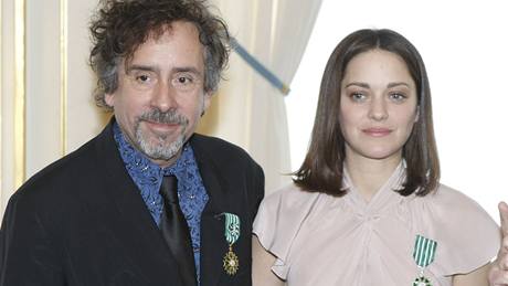 Noví rytíi francouzského ádu umní a literatury Tim Burton a Marion Cotillardová  