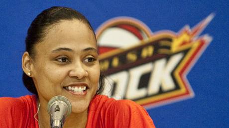U� SE ZASE SM�JE. Marion Jonesová na tiskové konferenci po podpisu smlouvy s týmem basketbalové WNBA Tulsa Shock
