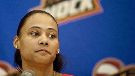 Marion Jonesová na tiskové konferenci po podpisu smlouvy s týmem basketbalové WNBA Tulsa Shock.