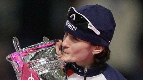 Martina Sáblíková líbá trofej pro vít�zku Sv�tového poháru