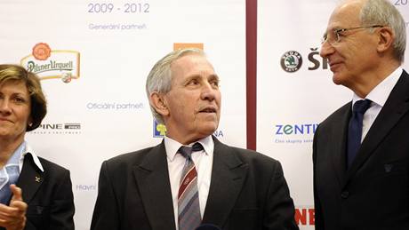 Hokejový internacionál Josef �erný p�evzal cenu za celo�ivotní postoj z rukou p�edsedkyn� klubu Kv�ty Jeriové-Peckové a p�edsedy �OV Milana Jiráska (vpravo).