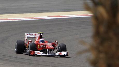 Fernando Alonso a jeho Ferrari pi posledním tréninku na Velkou cenu Bahrajnu.