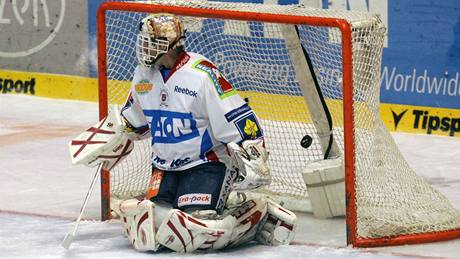 Pardubický gólman Dominik Ha�ek inkasuje první gól.