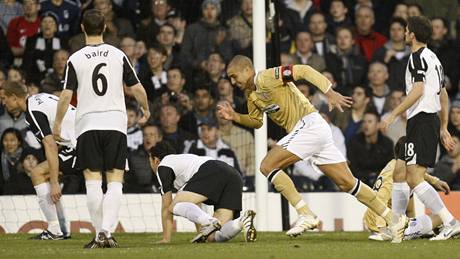 David Trezequet (ve zlatém dresu) z Juventusu se raduje poté, co vstelil gol Fulhamu.