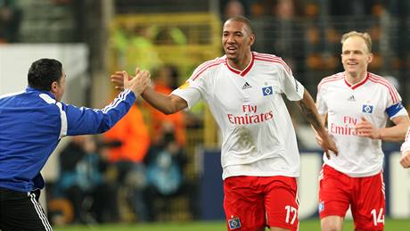 David Jarolím (vpravo) z Hamburku sleduje, jak se jeho spoluhrá Jerome Boateng raduje z gólu. 
