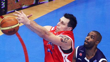 Utkání hv�zd v NBL: Ale� Chán (v �erveném) se pokou�í zakon�it. 