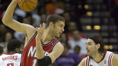 Brook Lopez (vlevo) z New Jersey Nets proti Luisi Scolovi z Houstonu Rockets