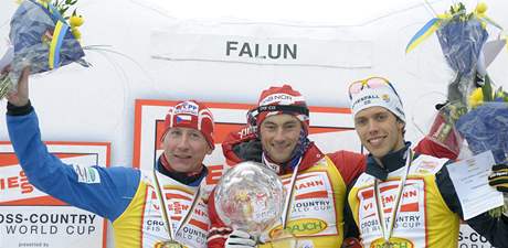 Zleva: Luká Bauer, Peter Northug a Marcus Hellner. Nejúspnjí závodníci SP bc na lyích.