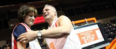 Martina Sáblíková a Robert Zmlík pi charitativní akci, ped basketbalovým duelem Eurocupu Nymburk -Bilbao