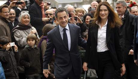 Francouzský prezident Nicolas Sarkozy a jeho ena Carla Bruniová jdou k volbám...