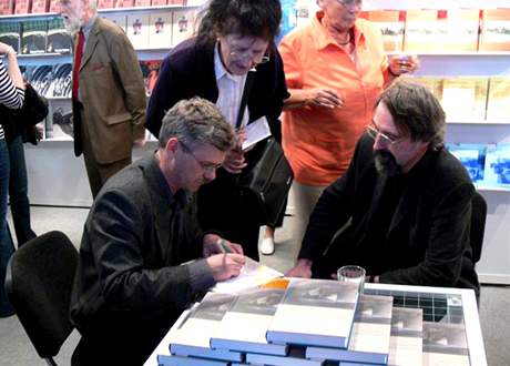 Literrn vdci Martin Prochzka a Zdenk Vrbata ve stnku Karolina; Jaroslav Jirsa v pozad vlevo; Svt knihy, Praha 2006