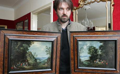 Tomáš Zezula s dvojicí obrazů Jana Jakuba Hartmanna, dražbě budou za vyvolávací cenu 1,8 milionů korun.
