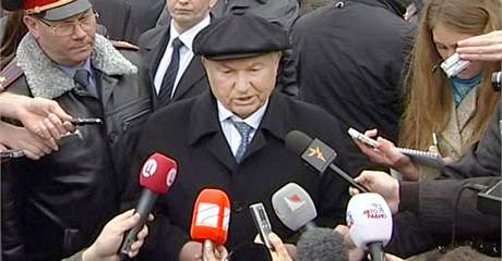 Moskevsk starosta Jurij Luzhkov odpovd novinm na dotazy k vbuchm v moskevskm Metru. (29. bezna 2010)