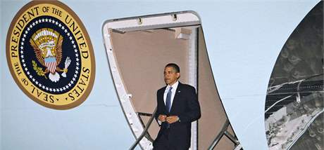 Barack Obama schz po schodech z letadla Air Force One na letiti u vojensk zkladny Bagrm. Za est hodin se do letadla vrt a odlet zpt do Washingtonu. (28. bezna 2010)