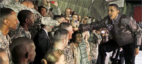 Na zkladn Bagrm se Barack Obama setkal s americkmi vojky. (28. bezna 2010)