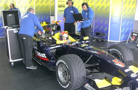 Josef Krl s vozem tmu Super Nova (GP2) pi testech ve francouzskm Le Castelletu.