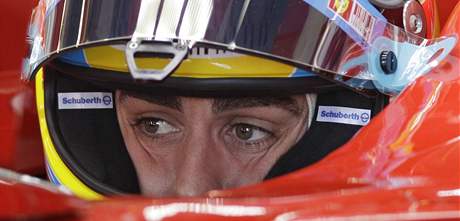 Fernando Alonso v kokpitu Ferrari ped tréninkem Velké ceny Austrálie.