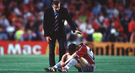 Ottmar Hitzfeld, kou Bayernu, utiuje po prohraném finále Ligy mistr v roce 1999 obránce Thomase Linkeho.