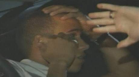 Lewis Hamilton zachycený televizní kamerou poté, co ho v Melbourne kvli nevhodné jízd zastavila policie.  