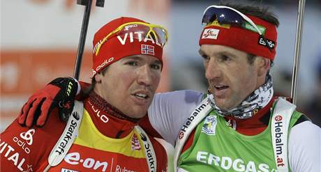 SESADIL KRÁLE. Norský biatlonista Emil Hegle Svendsen (vlevo) se stal vítzem seriálu Svtového poháru.