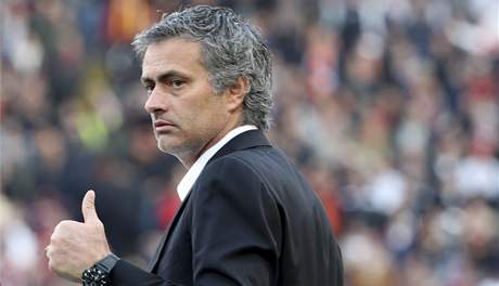 POCHVALA. Trenér José Mourinho chválí hráe Interu Milán za povedenou akci.