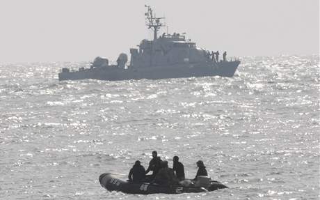 Jihokorejci ptraj po nmonch z potopen vlen lodi (27. bezna 2009)