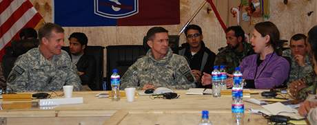 fka civiln sti PRT Bohumila Ranglov pi setkn s velitelem americkch jednotek a jednotek NATO v Afghnistnu Stanley McChrystalem (vlevo)
