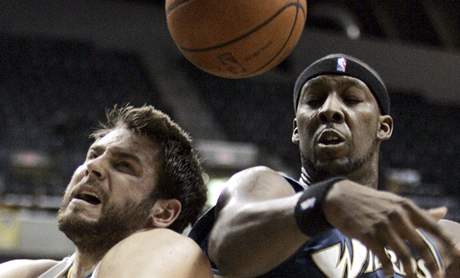 Andray Blatche (vpravo) z Washingtonu Wizards a Josh McRoberts z Indiany Pacers