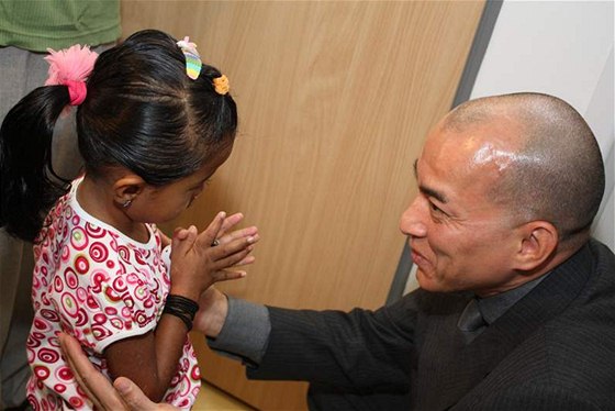Kambodský král Norodom Sihamoni navtívil v motolské nemocnici dti z Kambodi, které zde ekají na operaci srdce (21. 3. 2010)