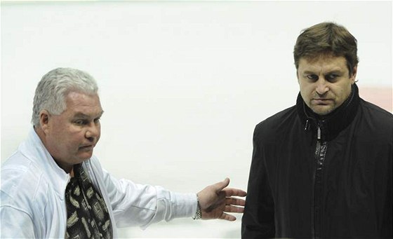 SMUTNÁ ZPRÁVA. Manaei Frantiek erník (vlevo) a Petr Bíza oznamují, e se dohodli, e zápas mezi Vítkovicemi a Spartou bude odloen na tvrtek. Dvodem je úmrtí diváka.