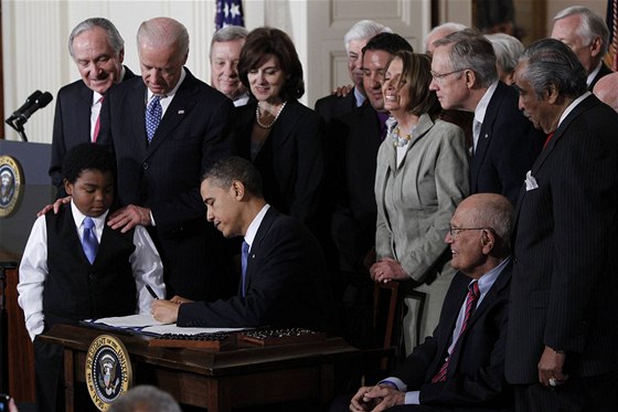 Americký prezident Obama podepisuje zdravotní reformu (23. bezna 2010)
