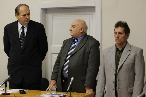 Obhájci Stanislav Devátý, Milan Hulík a bývalý dstojník BIS Vladimír Huín, zprotný obaloby, Perov  24. listopadu 2005
