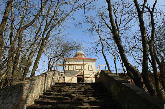 Svatý kopeek nad Mikulovem je pírodní rezervace, kam technika neme, take zedníci museli leení na opravu kaple Boího hrobu vyrobit z kmen strom posekaných v okolí stavby