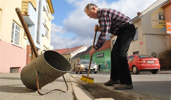Lidé v Boskovicích vyslechli výzvu úřadu a o víkendu se pustili do úklidu chodníků před svými domy