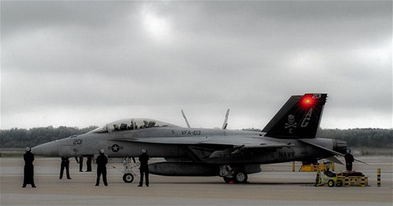 Letoun F/A-18 amerického námonictva na základn v Norfolku.