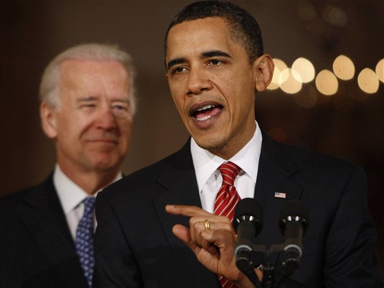 Americký prezident Barack Obama s viceprezidentem Joe Bidenem bhem projevu