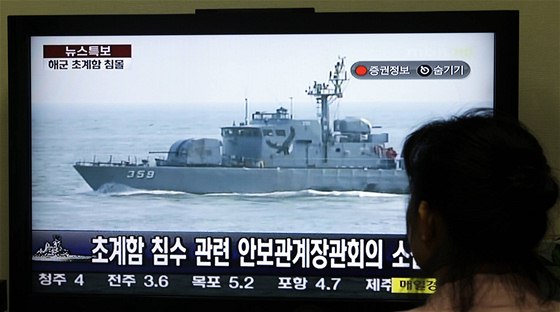 Jihokorejka sleduje v televizi zprávy o potápjící se lodi u pobeí KLDR (26. bezna 2010) 