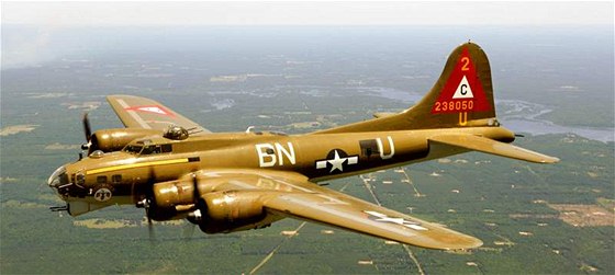 Bombardér B-17 G, stejný typ, který odstartoval 24. bezna 1945 ze základny 15. letecké armády Spojených stát v Cellone.