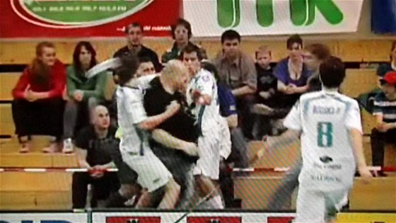 Incident ve Vítkovicích: Petr Novotný z M. Boleslavi (v bílém vlevo) brání spoluhráe ped jedním z divák.