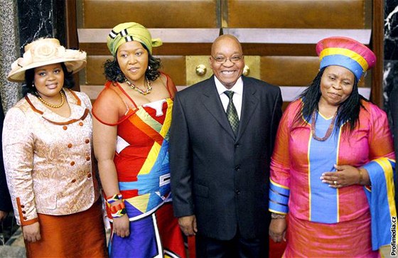 Prezident JAR Jacob Zuma se svými manelkami (zleva: Nompumelelo Ntuli, Tobeka Madiba a Sizakele).
