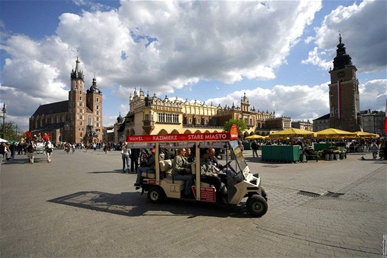 Po Krakov vozí turisty "golfové" vozíky, nejblií hit je 25 kilometr za mstem.