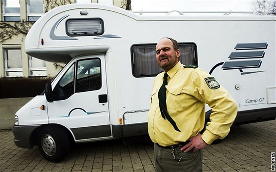 Bavorský policista postává ve Waidhausu u obytné dodávky pro testy moi a dkladné osobní prohlídky (17. bezna 2010)