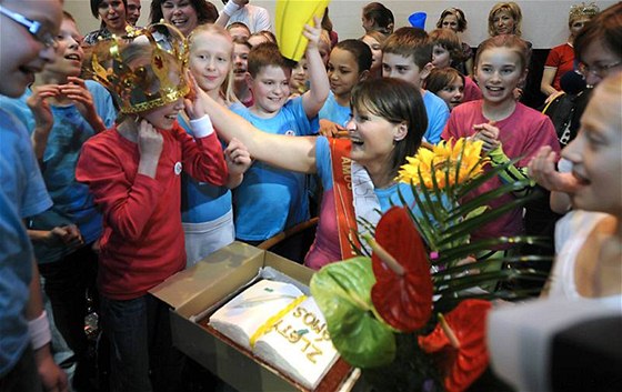 Martina Čiklová se raduje se svými žáky z ocenění Zlatý Ámos pro nejlepšího učitele v zemi (26. března 2010)