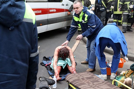 Záchranái pomáhají zranným po výbuích v moskevském metru (29. bezna 2010)