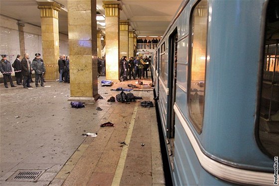 Stanice metra Park kultury v Moskv po sebevradeném útoku atentátnice (29. bezna 2010)